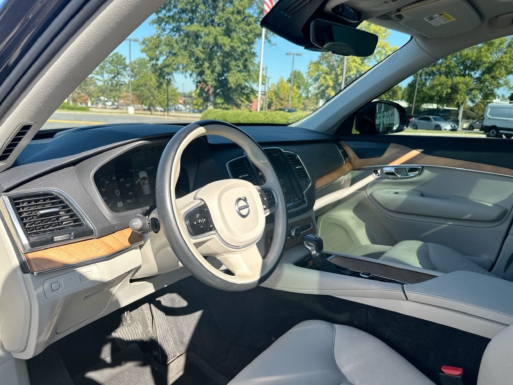 2022 Volvo XC90 T6 Momentum