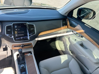 2022 Volvo XC90 T6 Momentum