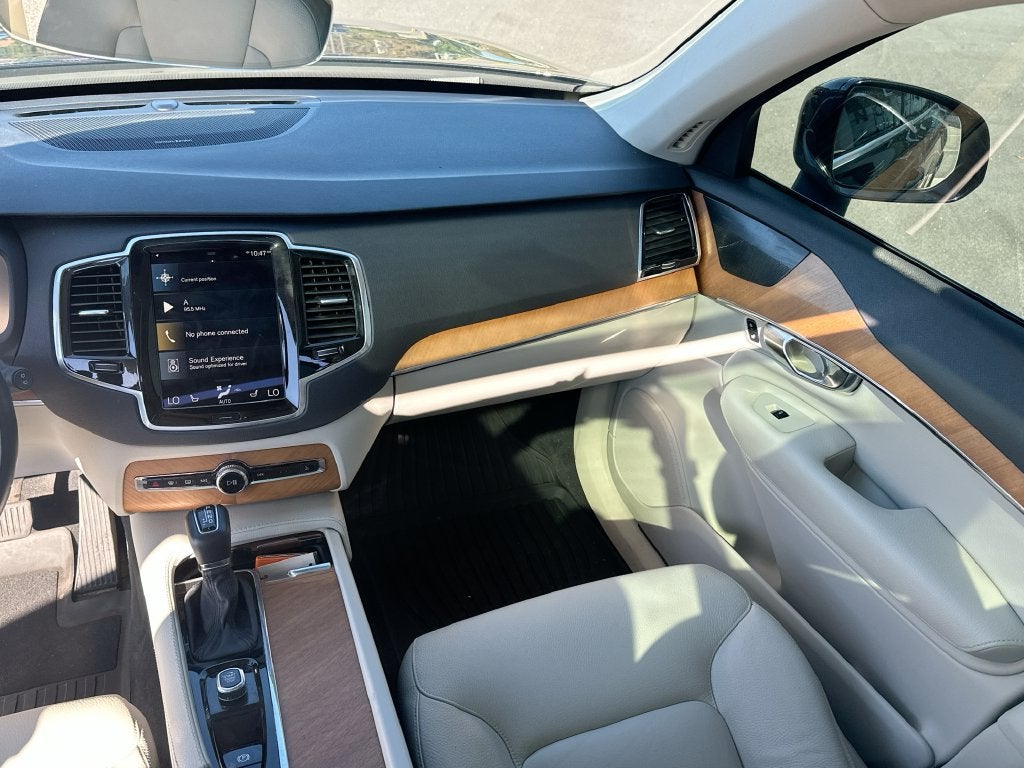2022 Volvo XC90 T6 Momentum