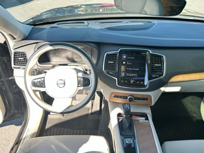 2022 Volvo XC90 T6 Momentum