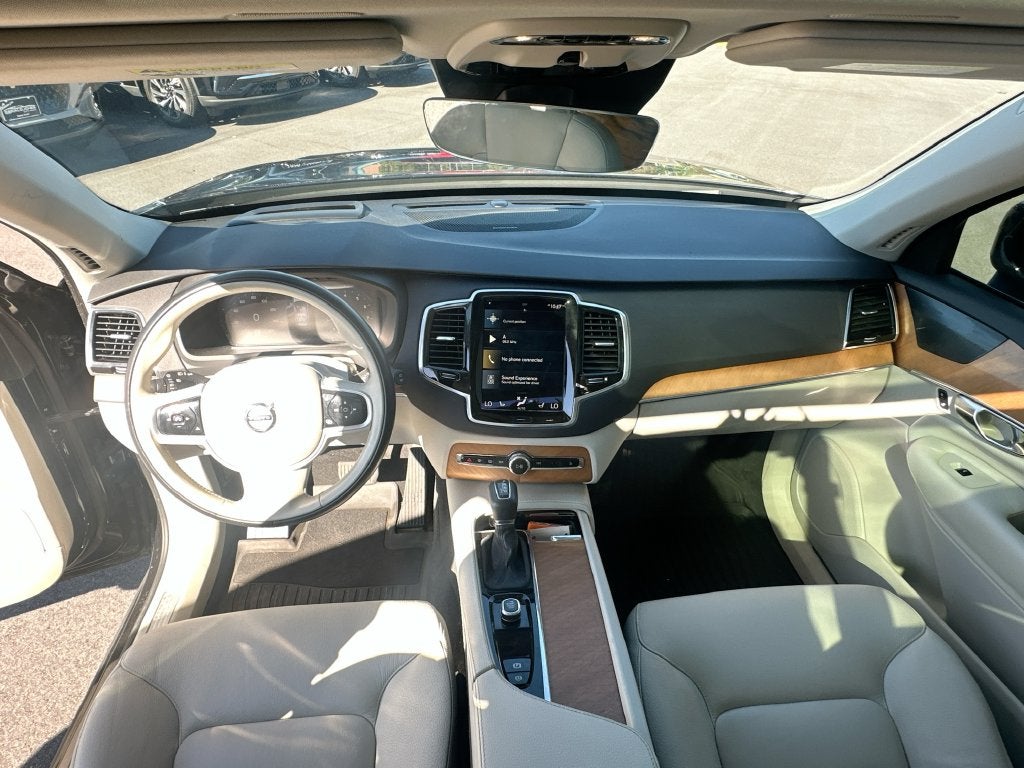 2022 Volvo XC90 T6 Momentum