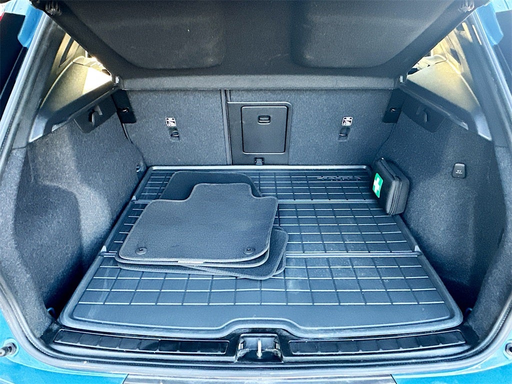 2025 Volvo XC40 B5 Ultra Dark Theme