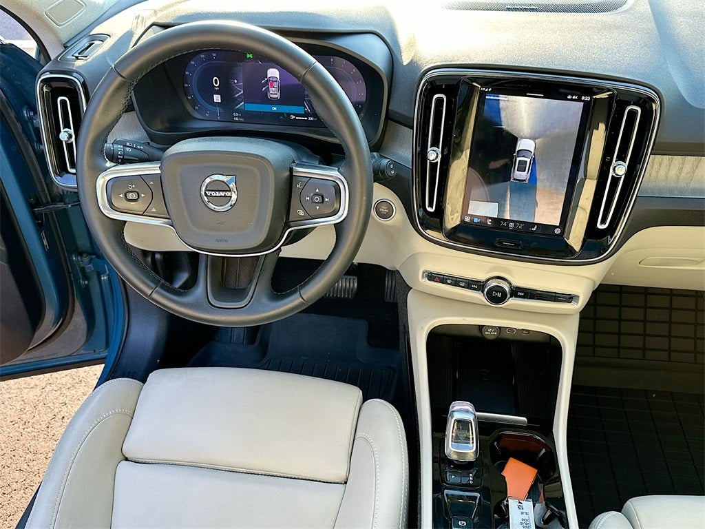 2025 Volvo XC40 B5 Ultra Dark Theme