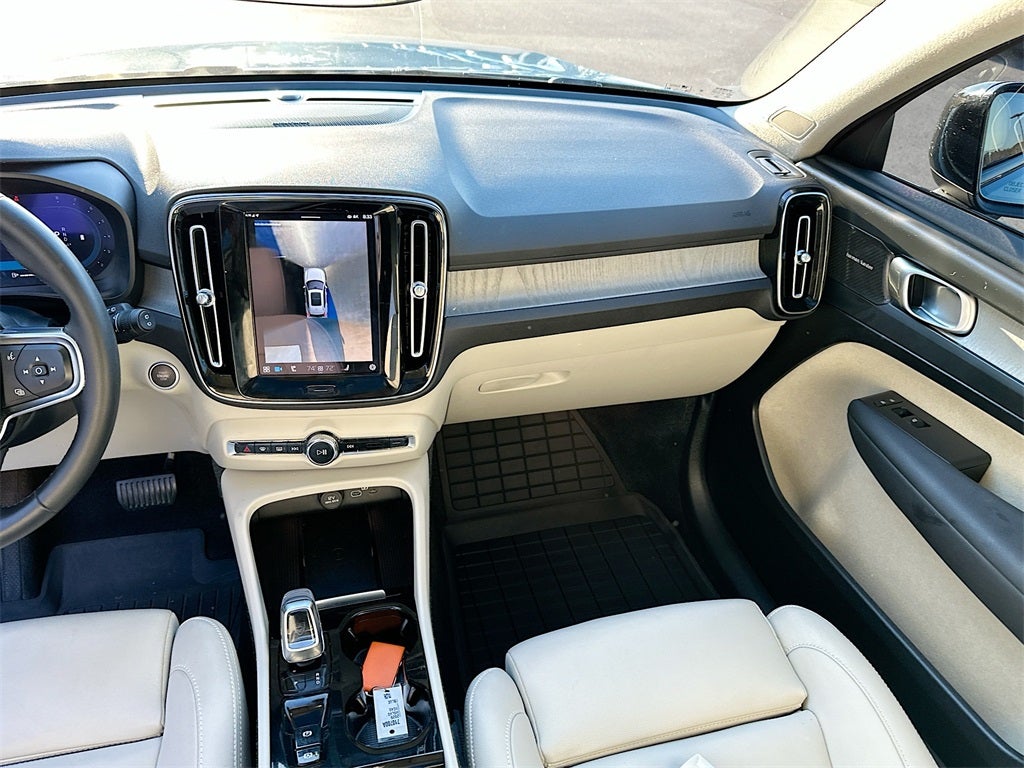 2025 Volvo XC40 B5 Ultra Dark Theme