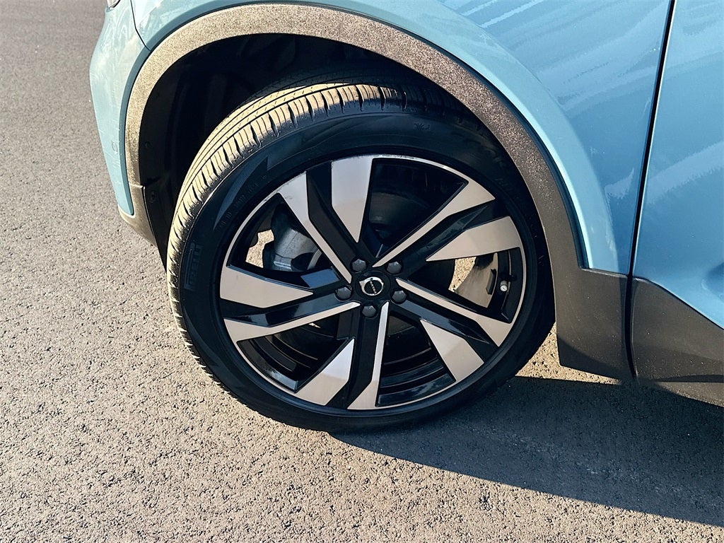 2025 Volvo XC40 B5 Ultra Dark Theme