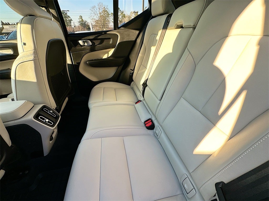 2025 Volvo XC40 B5 Ultra Dark Theme