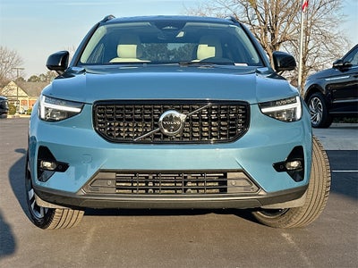 2025 Volvo XC40 B5 Ultra Dark Theme