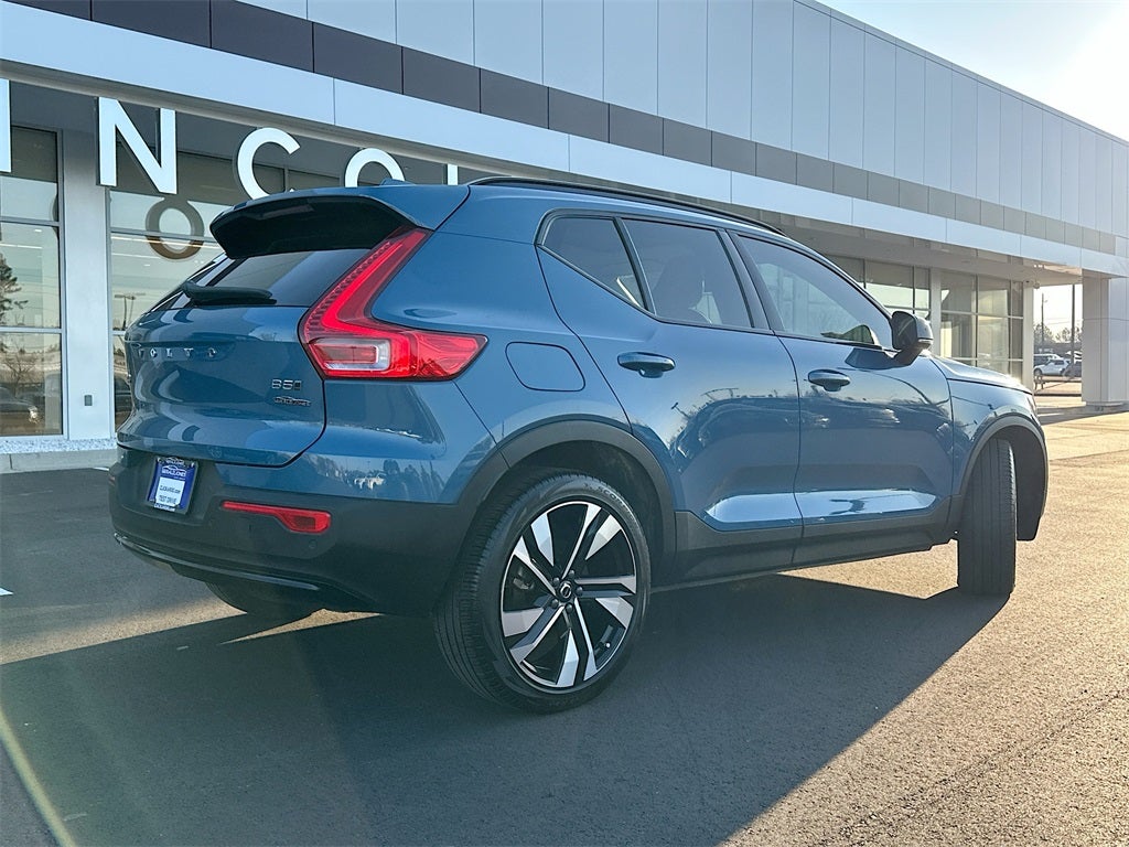 2025 Volvo XC40 B5 Ultra Dark Theme