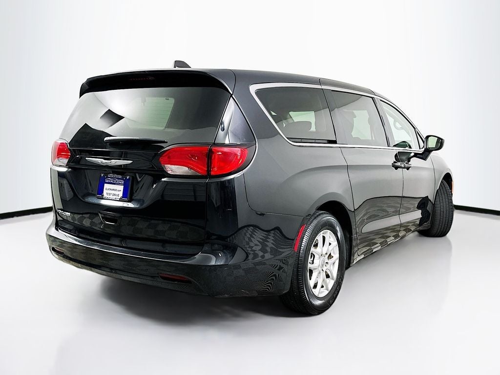 2023 Chrysler Voyager LX