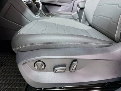 2025 Volkswagen Taos SE Black