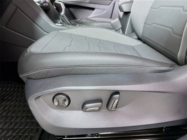 2025 Volkswagen Taos SE Black