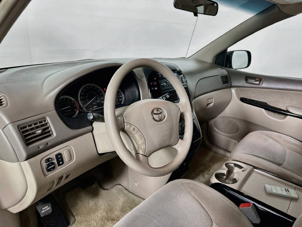2004 Toyota Sienna LE
