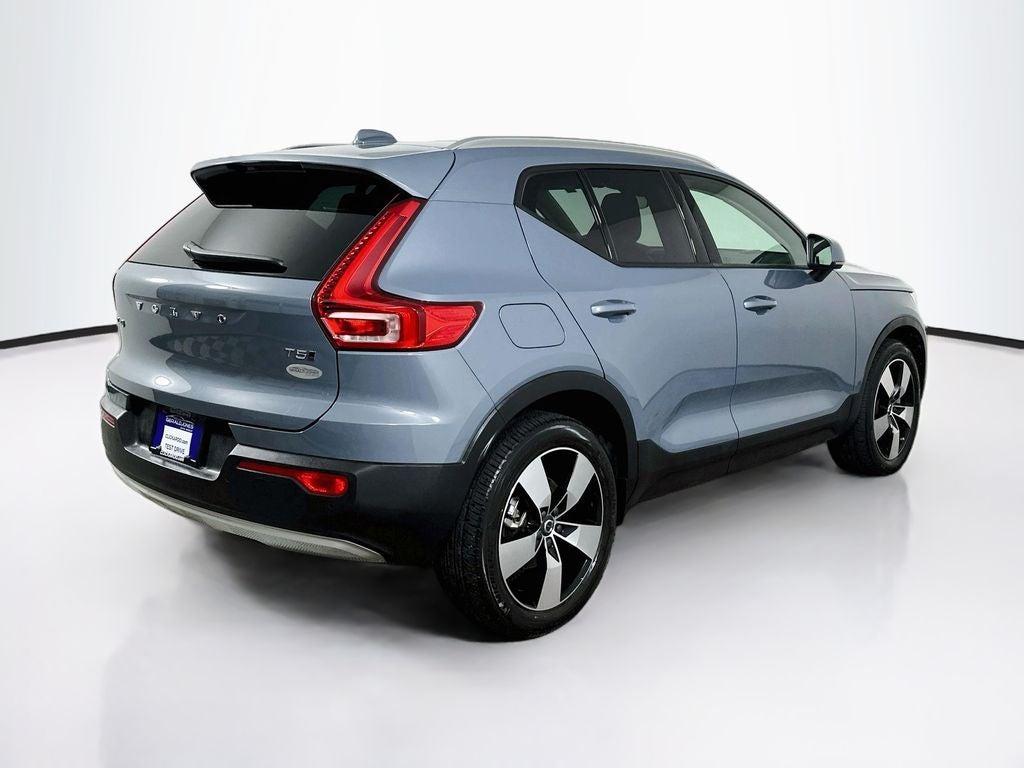 2022 Volvo XC40 Momentum