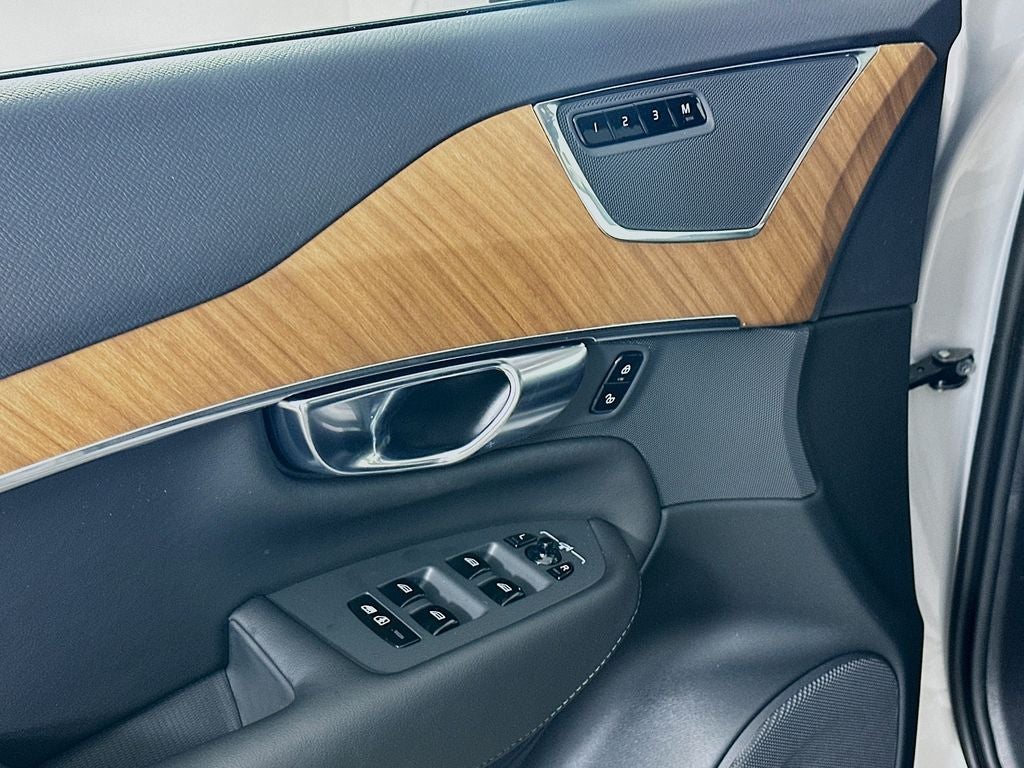 2025 Volvo XC90 Plug-In Hybrid T8 Plus 6 Passenger