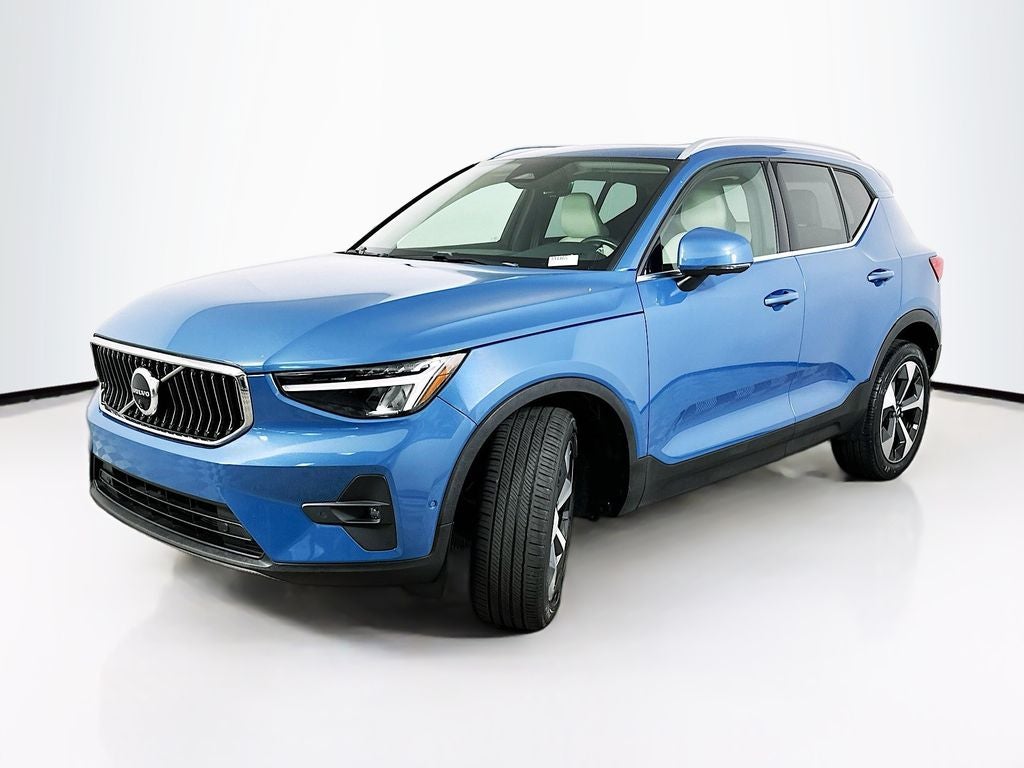 2023 Volvo XC40 B4 Plus Bright Theme
