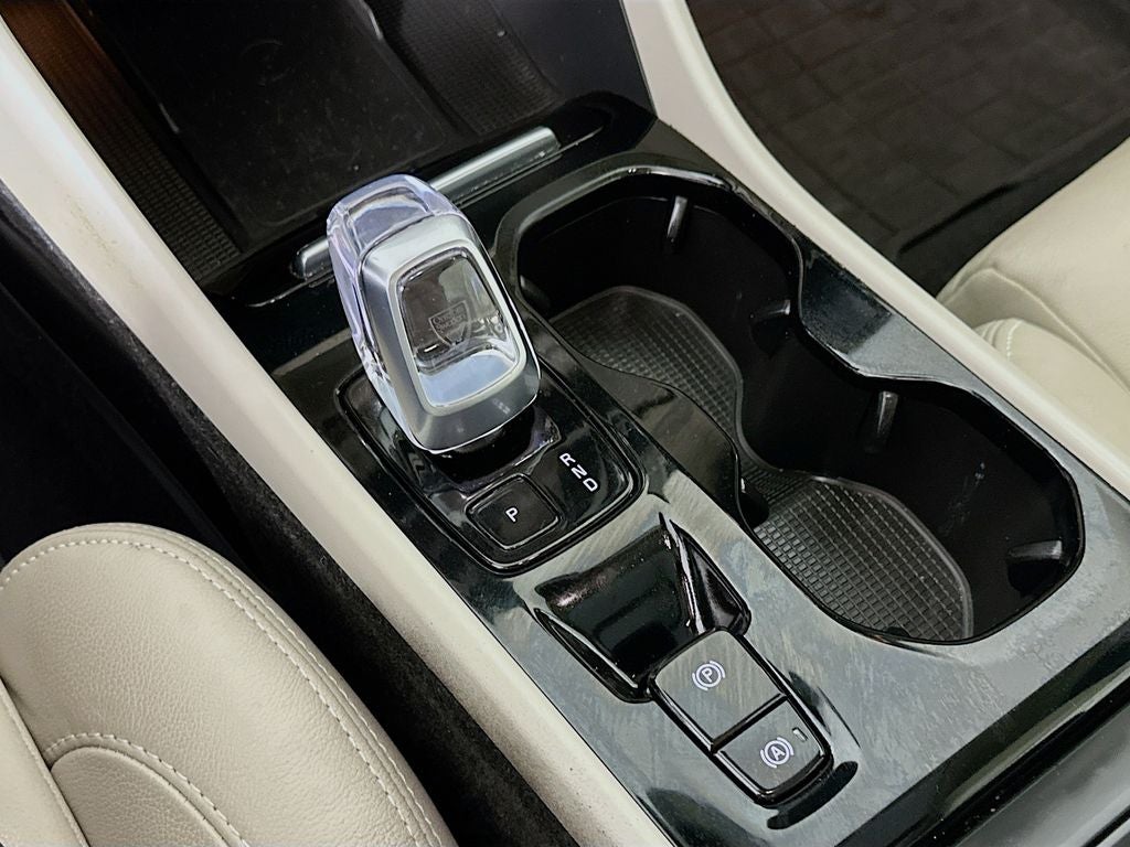 2023 Volvo XC40 B4 Plus Bright Theme