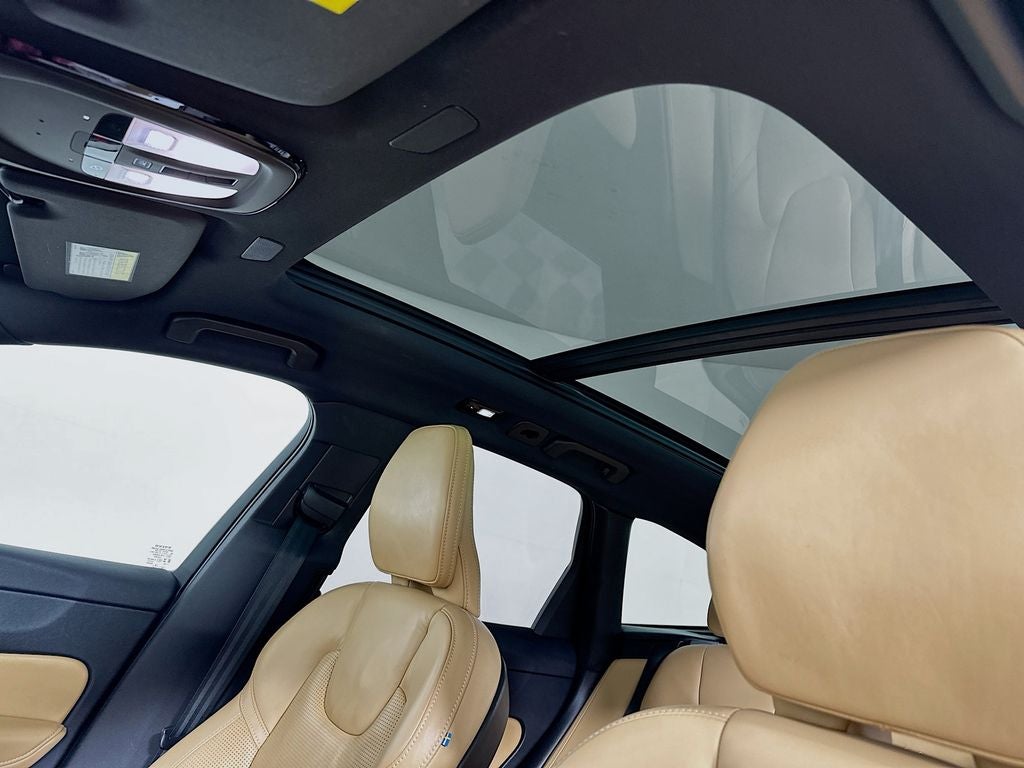 2024 Volvo XC60 B5 Ultimate Dark Theme