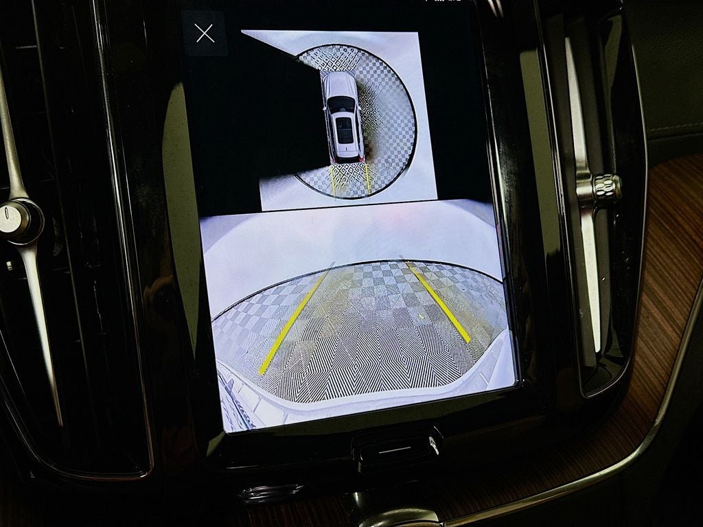 2024 Volvo XC60 B5 Ultimate Dark Theme