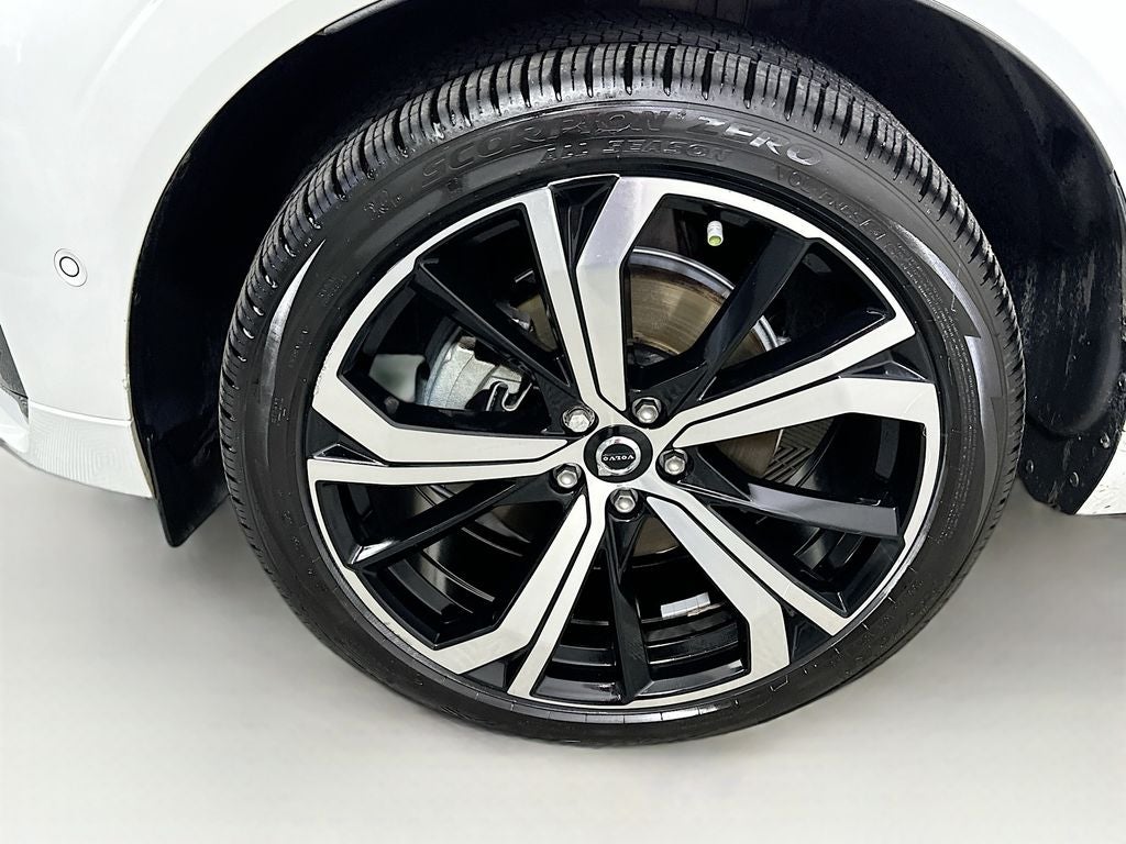 2024 Volvo XC60 B5 Ultimate Dark Theme