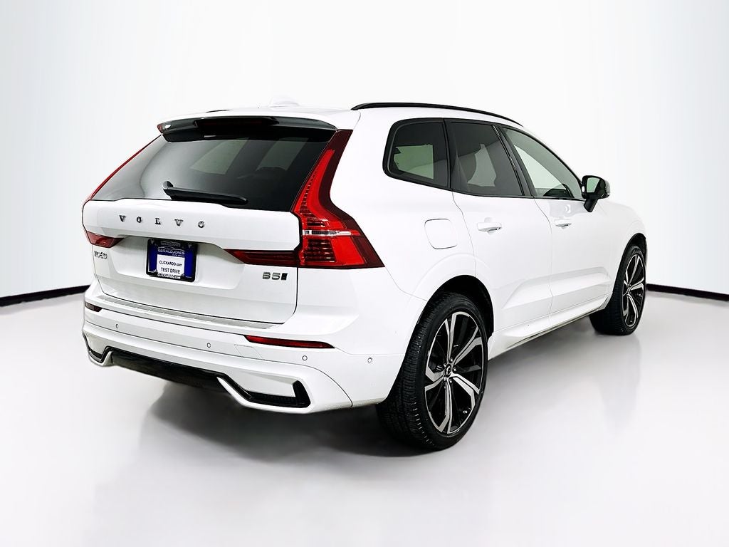 2024 Volvo XC60 B5 Ultimate Dark Theme