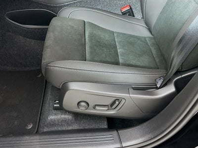 2026 Volvo XC40 B5 Ultra Black Edition