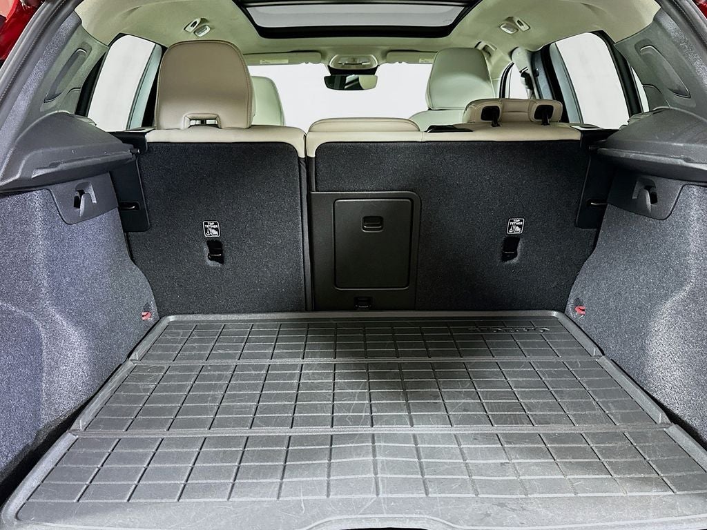 2024 Volvo XC40 B5 Plus Bright Theme