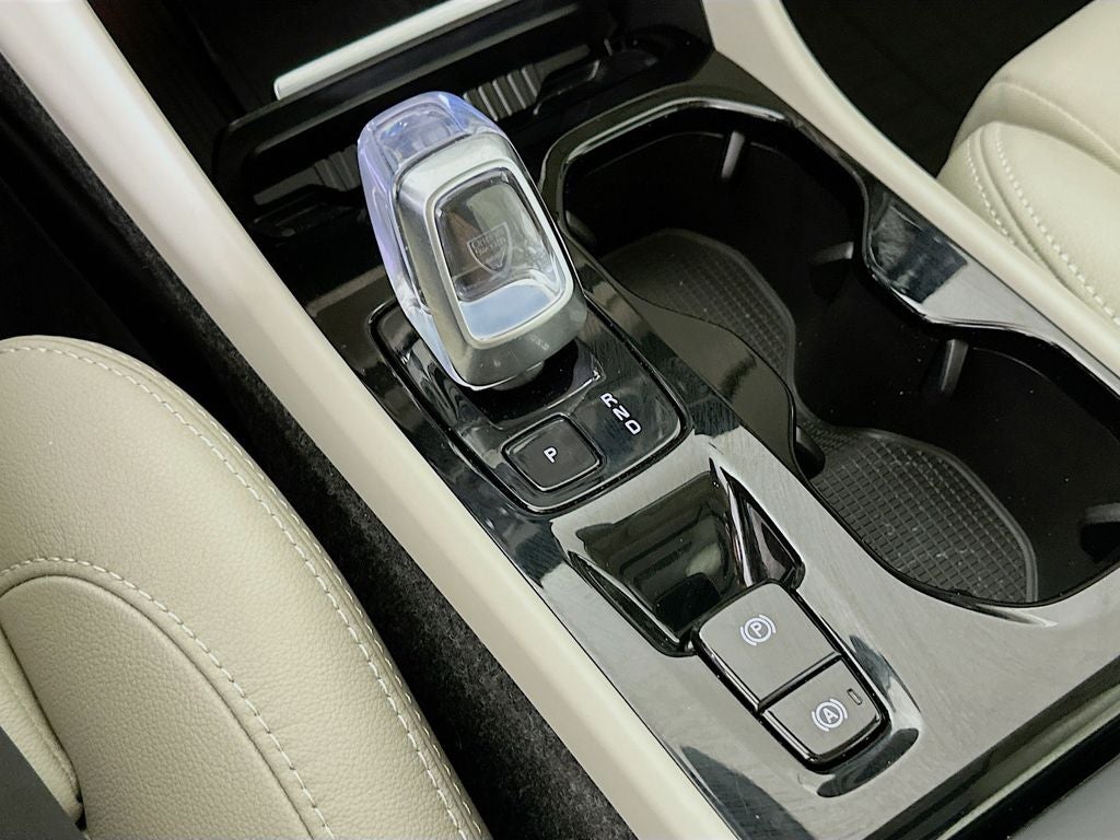 2024 Volvo XC40 B5 Plus Bright Theme