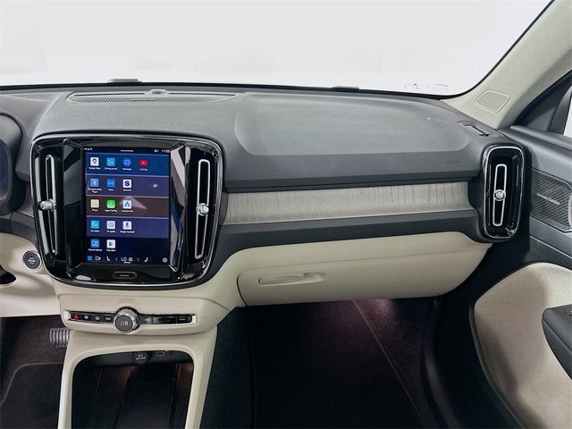 2025 Volvo XC40 Ultra Bright Theme