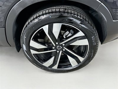 2025 Volvo XC40 Ultra Bright Theme