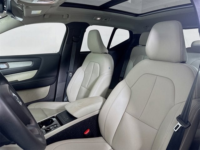 2025 Volvo XC40 Ultra Bright Theme