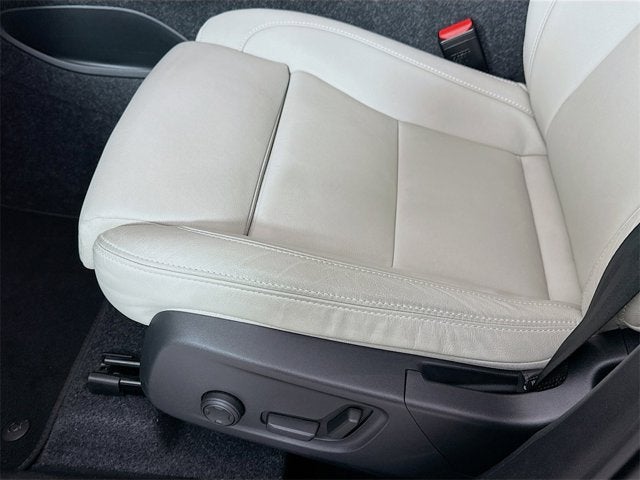 2025 Volvo XC40 Ultra Bright Theme