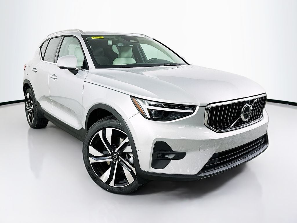 2025 Volvo XC40 B5 Ultra Bright Theme