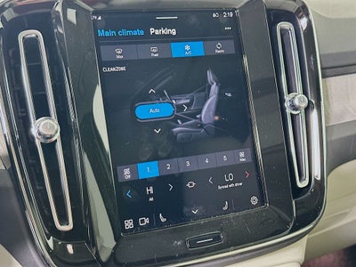 2025 Volvo XC40 B5 Ultra Bright Theme