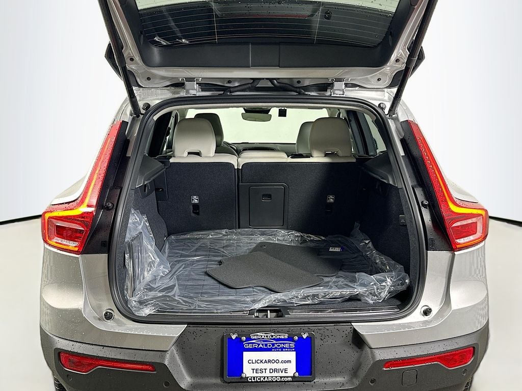 2025 Volvo XC40 B5 Ultra Bright Theme