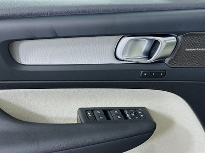 2025 Volvo XC40 B5 Ultra Bright Theme