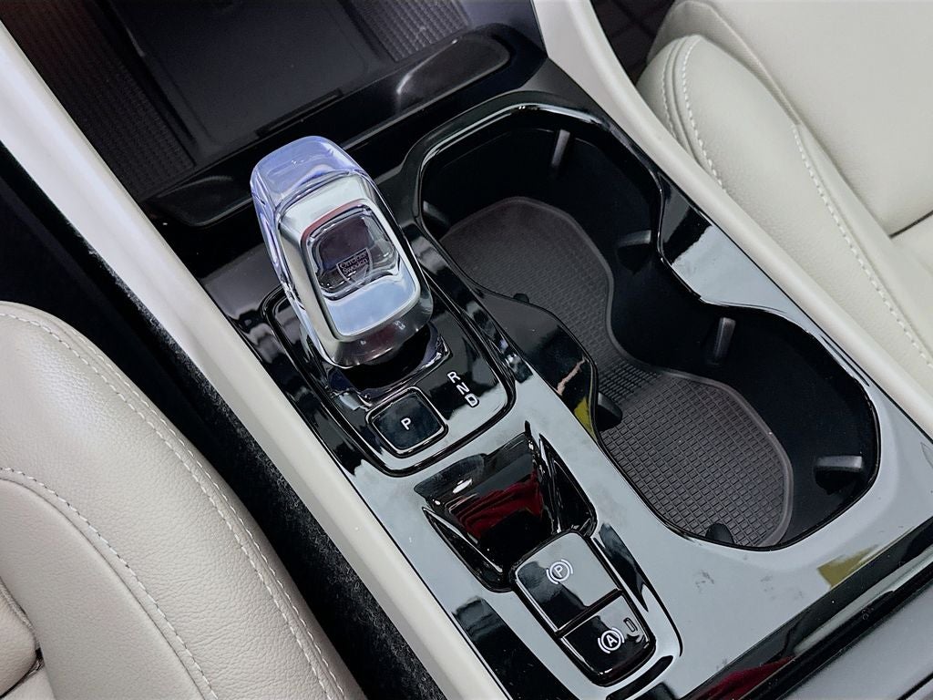 2025 Volvo XC40 B5 Ultra Bright Theme