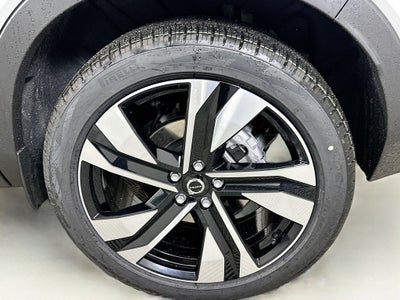 2025 Volvo XC40 B5 Ultra Bright Theme