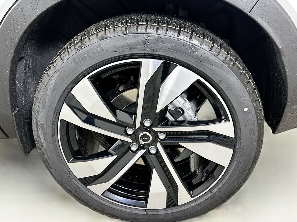 2025 Volvo XC40 B5 Ultra Bright Theme