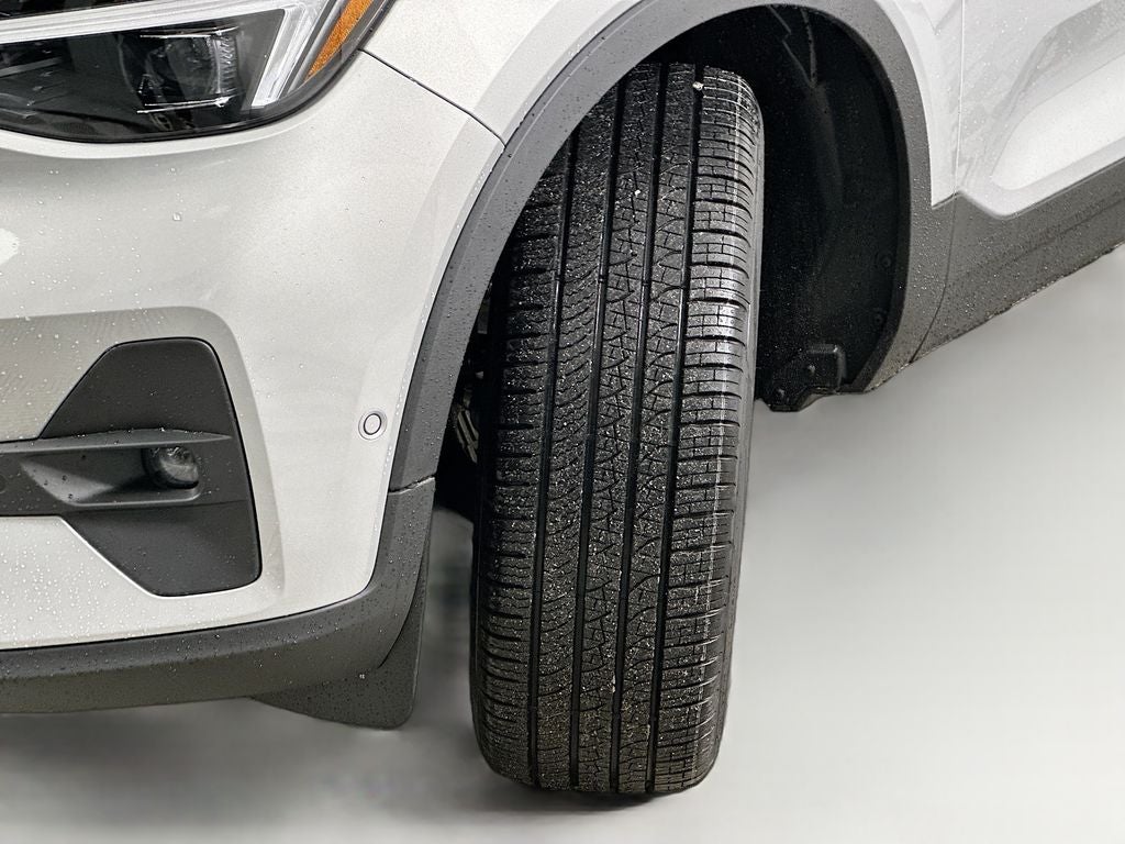 2025 Volvo XC40 B5 Ultra Bright Theme