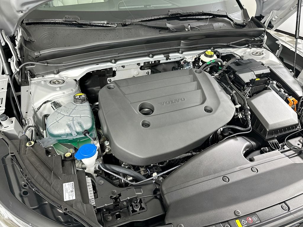 2025 Volvo XC40 B5 Ultra Bright Theme