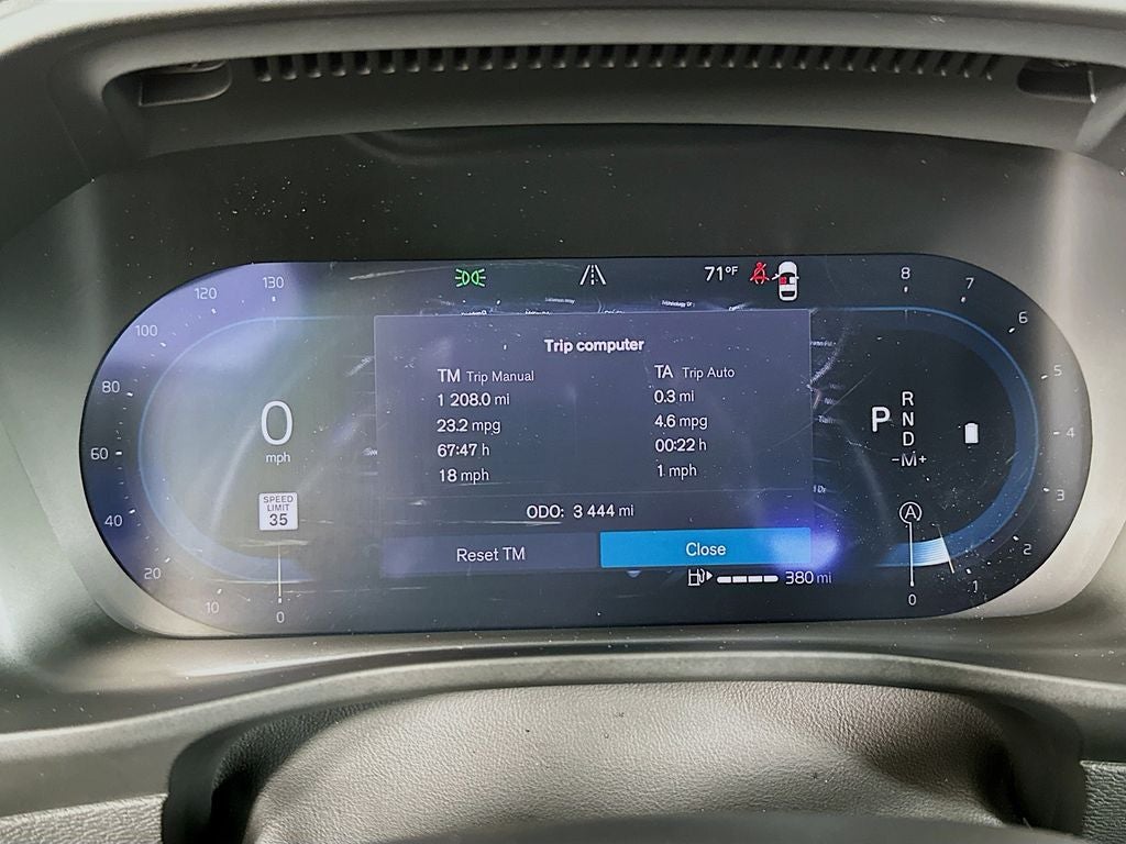 2025 Volvo XC40 B5 Ultra Bright Theme
